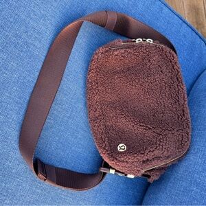 lululemon athletica Chocolate Sherpa Belt Bag Perfect for traveling 🐻 ✈️